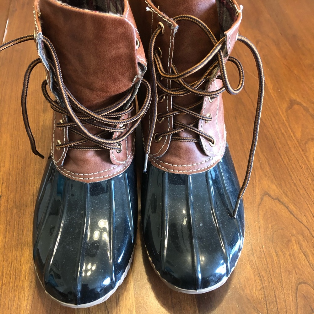 Women’s duck boots. Size 7.5